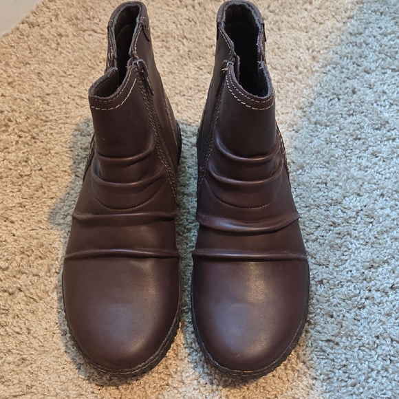 Clarks Collection Brown Ankle Boots Wide Width NEW - Picture 1 of 8